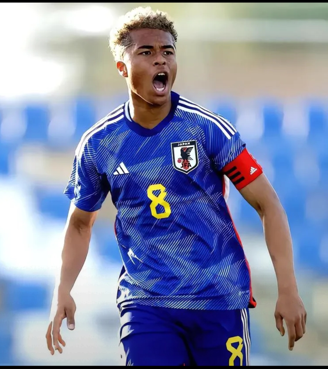 亚洲足球明星球员出色表现，技术娴熟备受赞誉