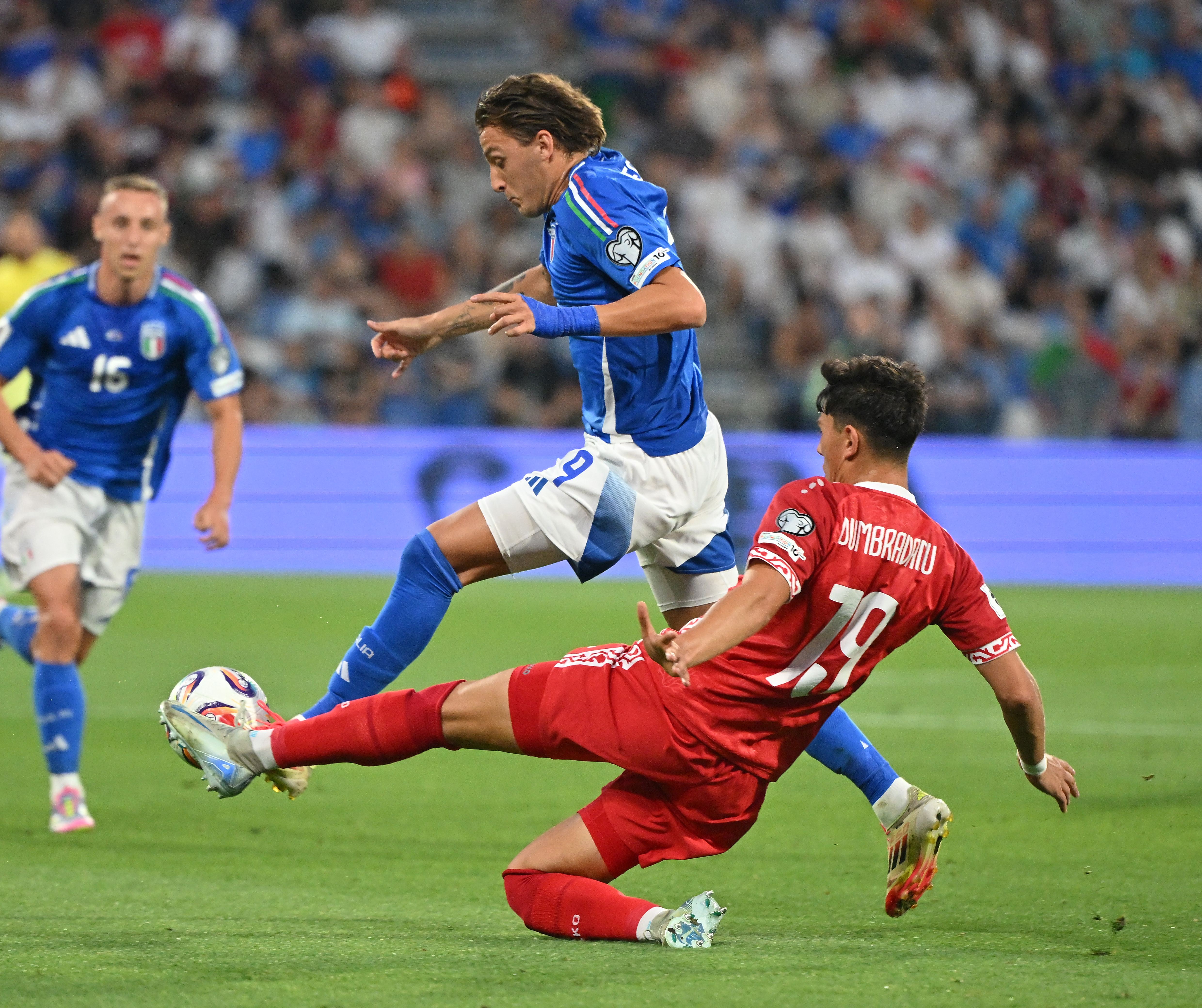 意大利足球场上的纷争不断升级的简单介绍