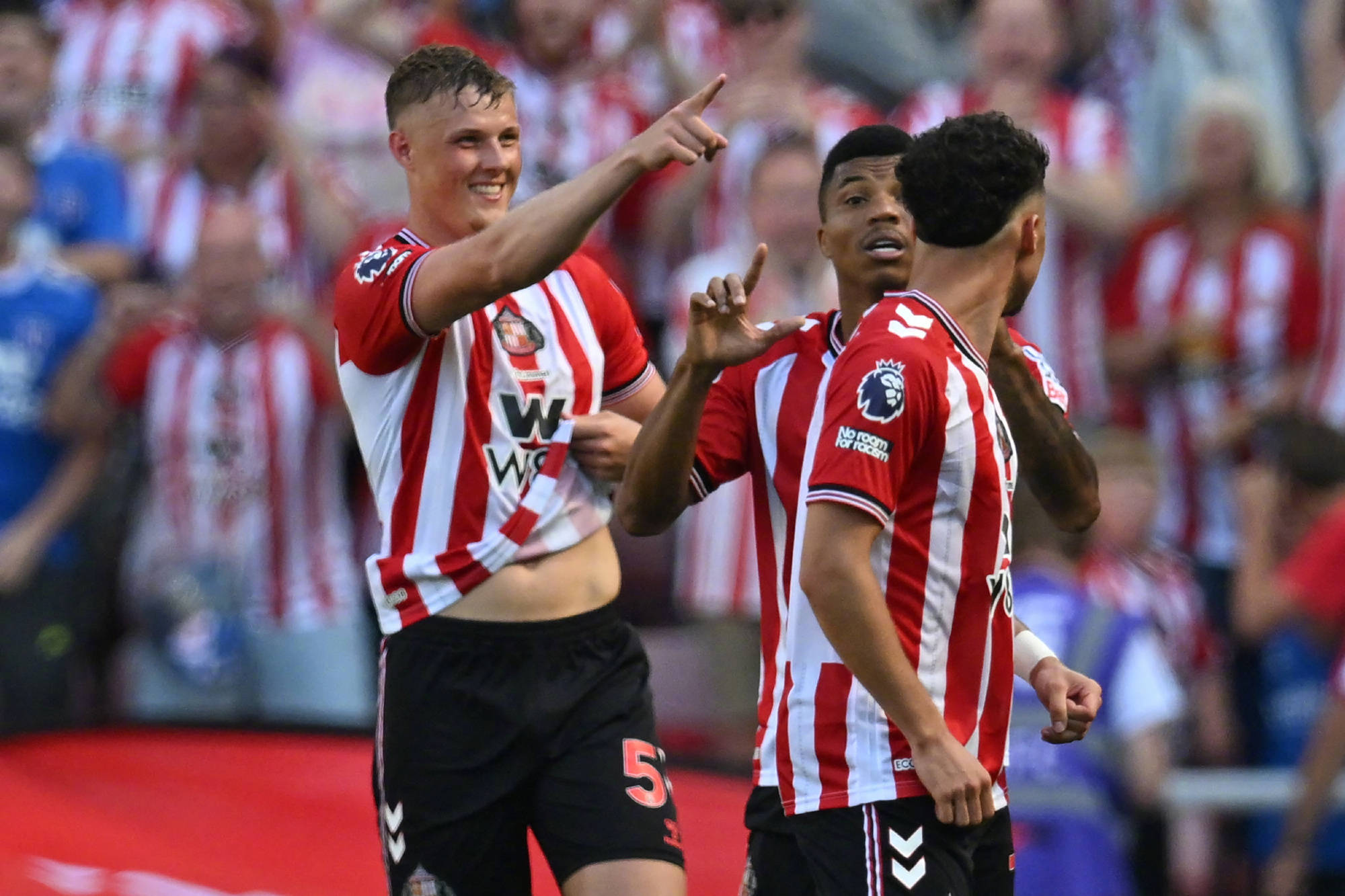 包含曼联不敌升班马，领头羊位置受挑战的词条