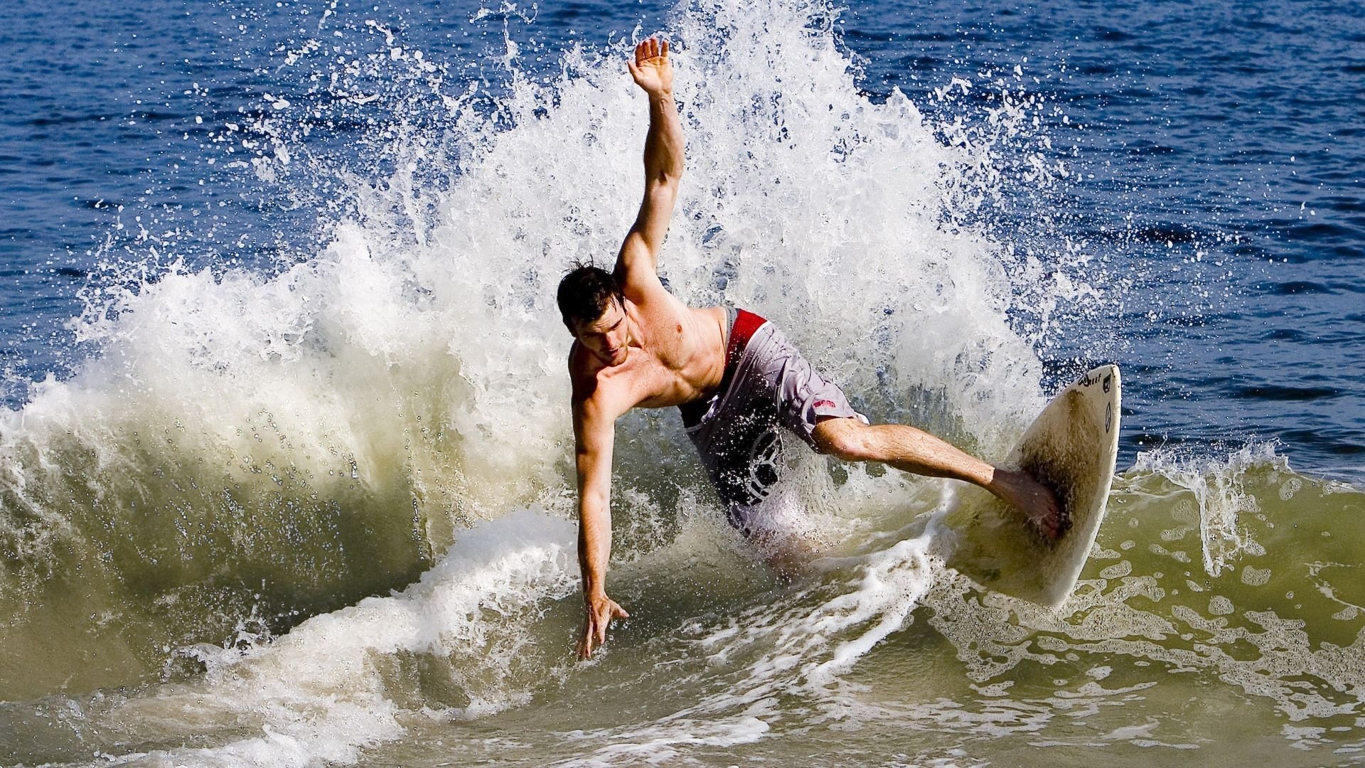 当大黄蜂撞上三狮军团,福登的冠军级表现如何定义现代足球的终极对决